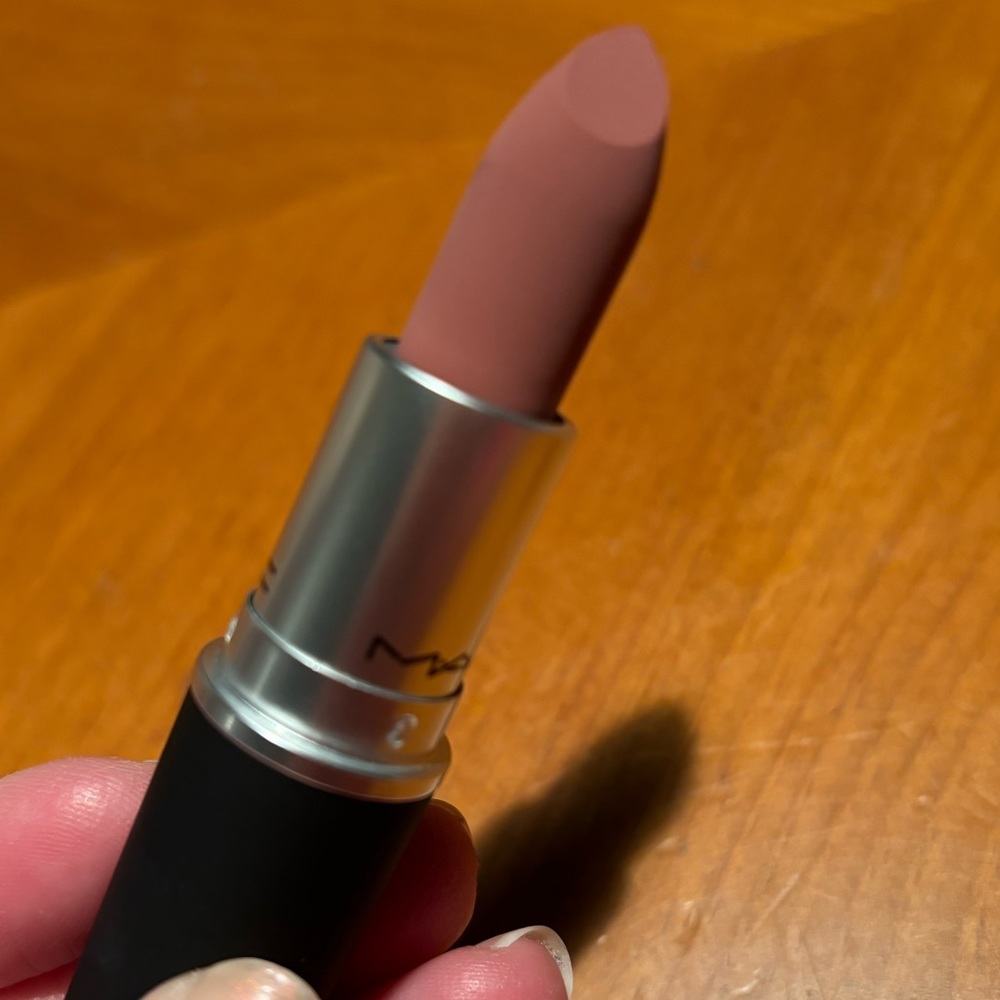 MAC  Lipstick Sultry Move - Picture 9 of 16